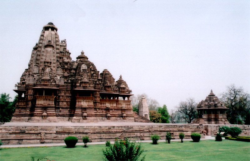 Shiva-tempel, Nandi er i den lille bygning til hjre.