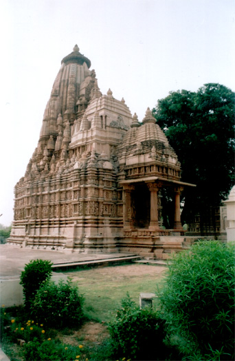 Den stlige gruppe af templer i Khajuraho, Jain-templer i en lille grn park.