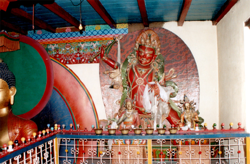 Inde i et tibetansk tempel (bemrk figurens hndtegn: Heavy Metal).