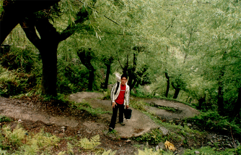 Vores tibetanske guide p stien ned fra klosteret.