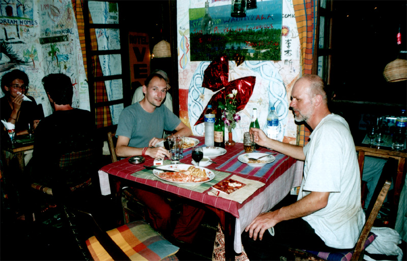 Heine og vores tyske bordherre p restaurant i Panaji.