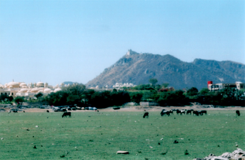 Udsigt mod Monsoon Palace p bjergtoppen set fra den udtrrede s.