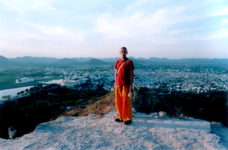 Udsigt over Udaipur. Byen er omgivet af bjerge og til venstre er den store s, som nsten er udtrret.